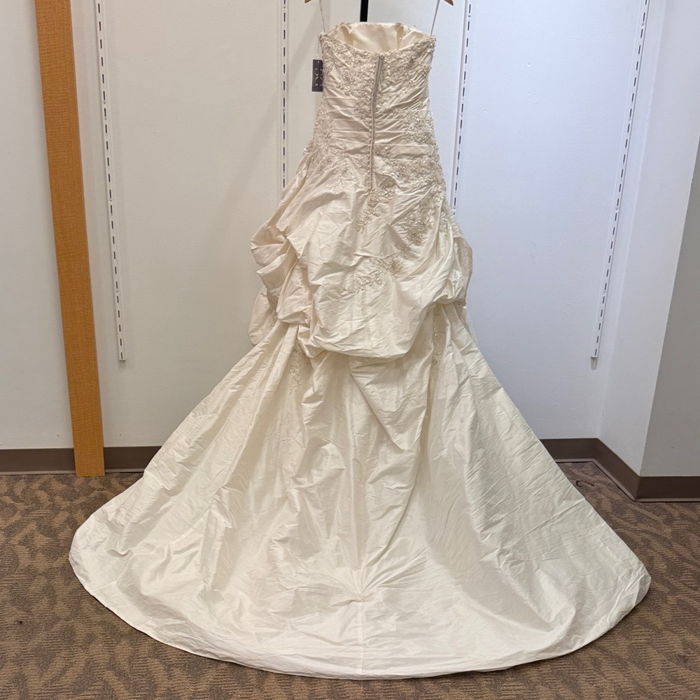 100% Silk | Size 10 | Sleeveless Cream Wedding Dress